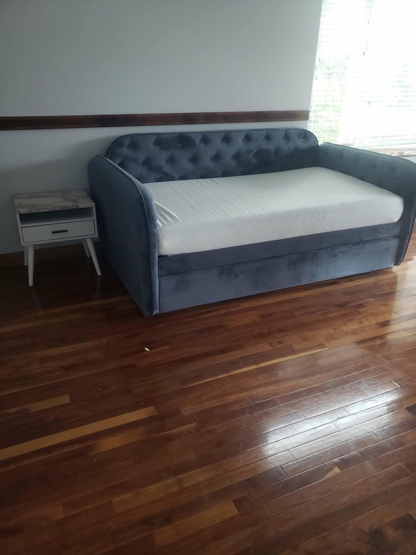 Assembled velvet daybed with trundle